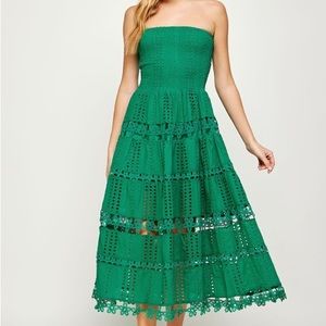 Eyelet tube strapless dress in cotton crochet lace. Color: Emerald
